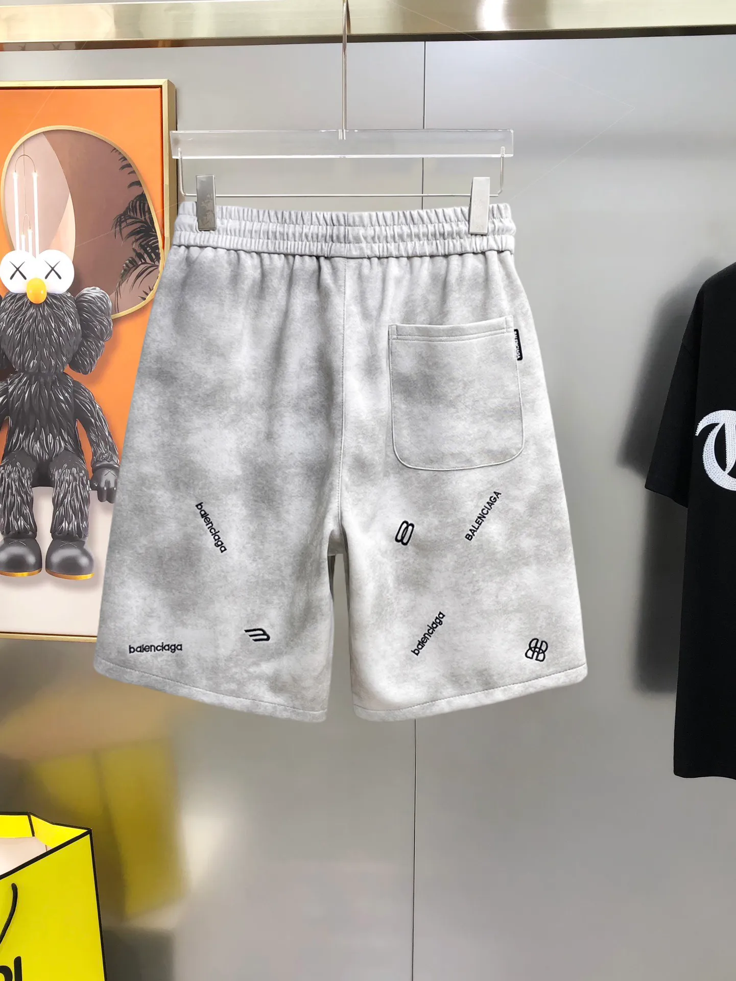 Balenciaga's three-standard complete 2026 summer New Arrival men's casual shorts, advanced custom-made Breathable fabric, Breathable fabric, extremely stretchy and comfortable, impeccable details, top-grade accessories, original logo design concept, delicate and soft feel! The upper body fit is awesome! Size: M-XXXL Please state your height and weight when ordering